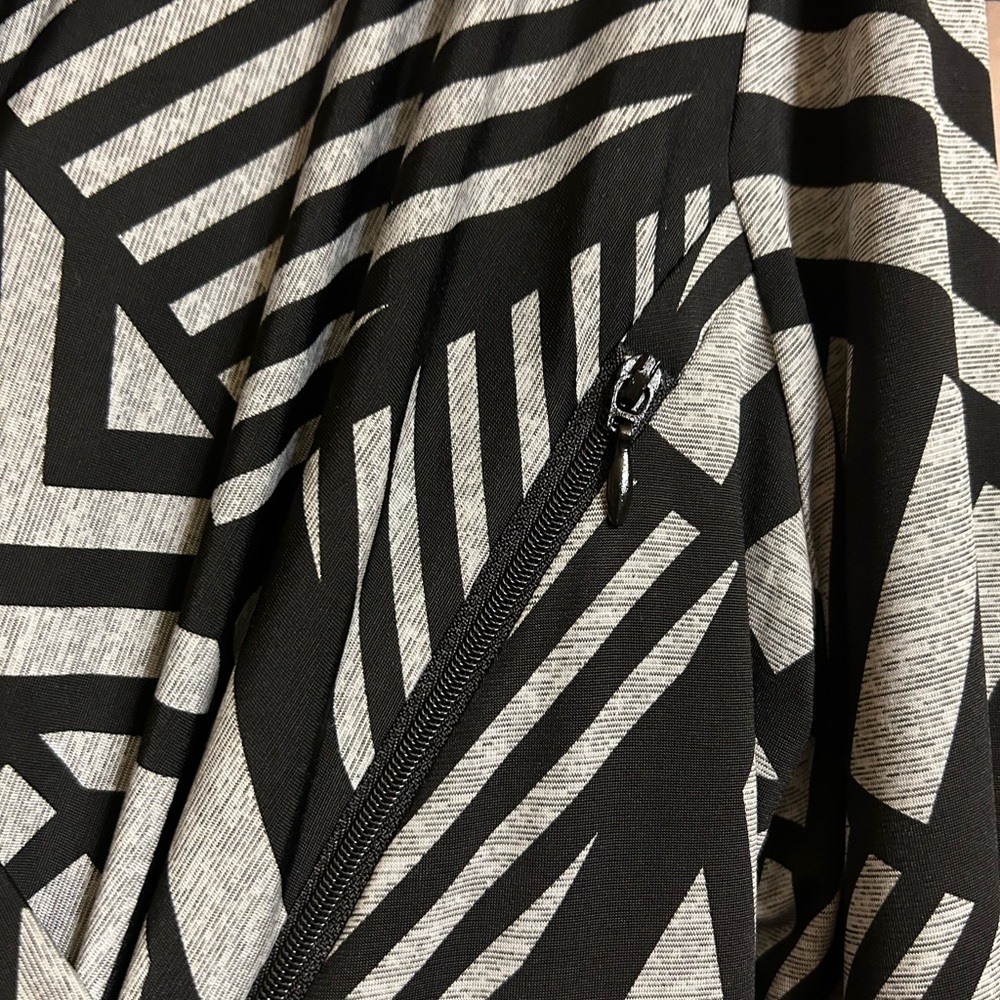 Joseph Ribkoff Geometric Black & Silver/Gray Top Size 16 - Picture 5 of 9